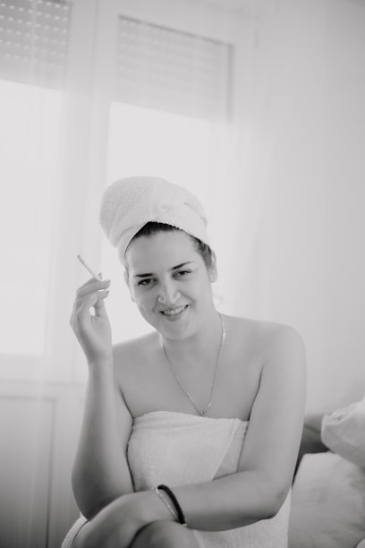 年轻女性裹着毛巾抽烟的照片图片下载