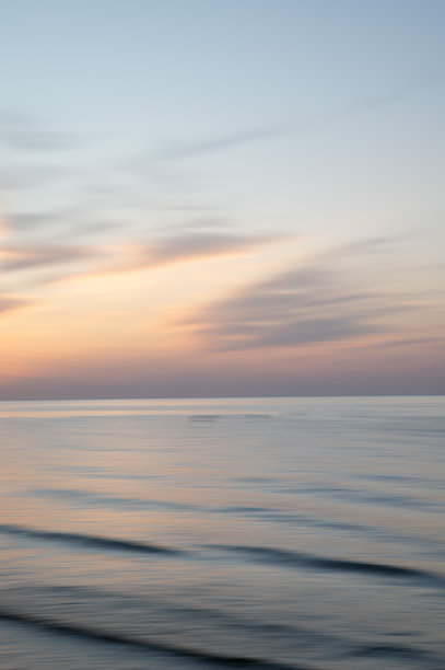 模糊的抽象海景与粉彩天空，适合用作背景的绘画艺术风格。竖版照片。图片下载