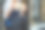 年轻女服务员靠在数字平板上休息，展示着关闭标志，旁边是空荡荡的咖啡店店面图片下载
