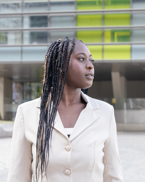 一位深思熟虑的非裔美国女商人照片。商业世界图片下载