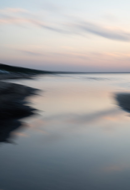 模糊的抽象海景与粉彩天空，适合用作背景的绘画艺术风格。竖版照片。图片下载