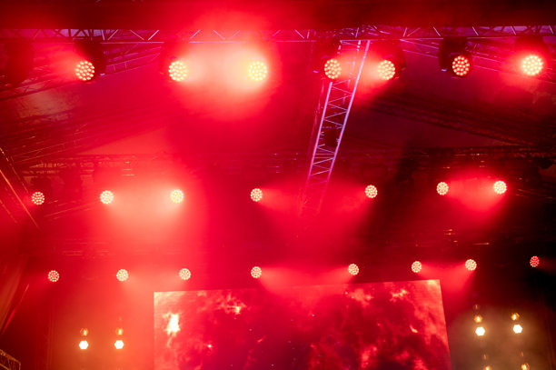 夏季音乐会的舞台灯光和视频屏幕图片下载