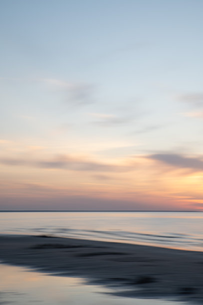 模糊的抽象海景与粉彩天空，适合用作背景的绘画艺术风格。竖版照片。图片下载