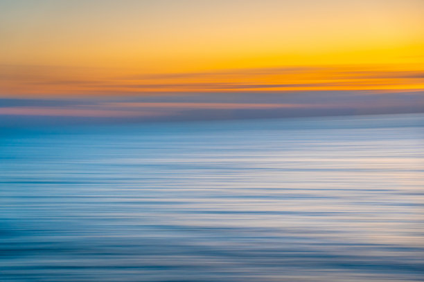 在普利亚的卡斯蒂利翁塔拍摄的海洋照片。海洋的抽象照片。图片下载