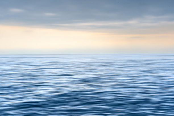 普利亚地区托雷卡斯蒂利翁拍摄的海洋照片。海洋的抽象照片。图片下载