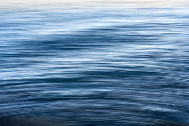 普利亚地区托雷卡斯蒂利翁拍摄的海洋照片。海洋的抽象照片。图片下载