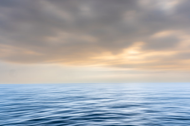 在普利亚的卡斯蒂利翁塔拍摄的海洋照片。海洋的抽象照片。图片下载