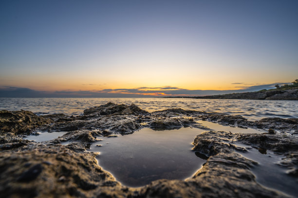 在普利亚的卡斯蒂利翁塔拍摄的海洋照片。海洋的抽象照片。图片下载