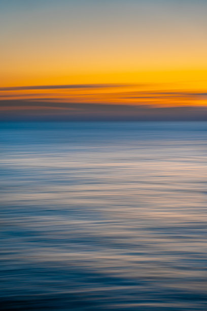 在普利亚的卡斯蒂利翁塔拍摄的海洋照片。海洋的抽象照片。图片下载