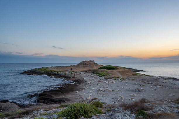 在普利亚的卡斯蒂利翁塔拍摄的海洋照片。海洋的抽象照片。图片下载