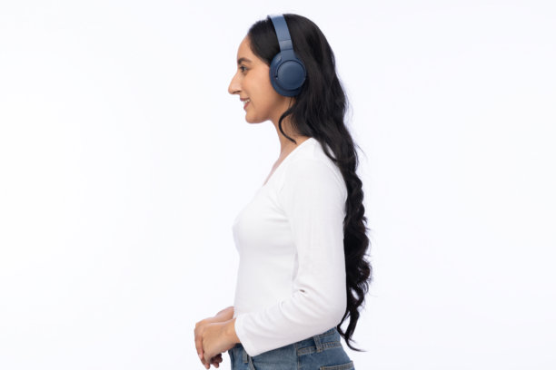 有趣可爱的女士穿着T恤，在白色背景上享受音乐跳舞，周围是空旷的空间的照片图片下载