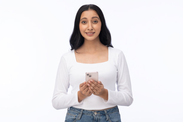 年轻女性在白色背景下使用手机的肖像照片图片下载