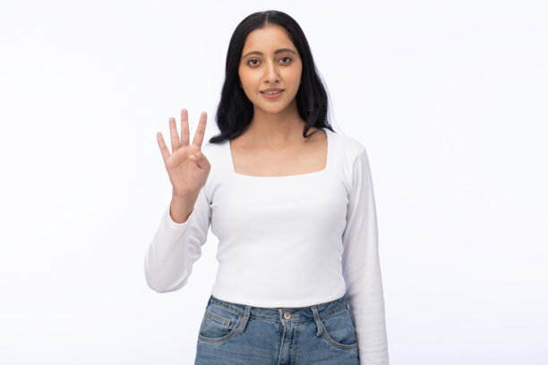 年轻女性在白色背景上数手指的照片图片下载