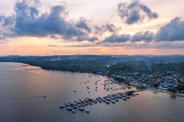菲律宾苏里高省希阿高的通用露娜镇日落时分的风景航拍全景照片图片下载