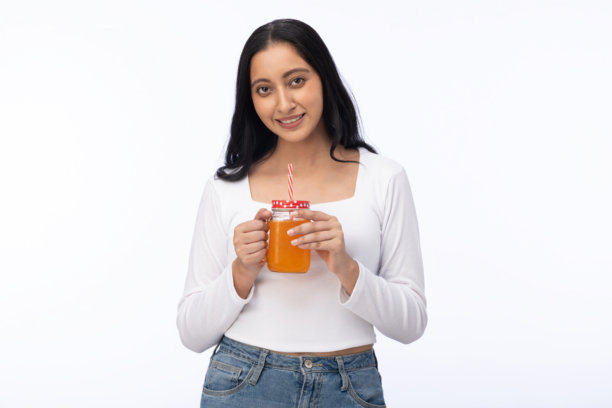 夏季漂亮游客在白色背景下喝果汁的肖像照片图片下载