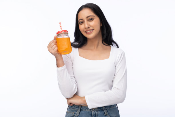 夏季漂亮游客在白色背景下喝果汁的肖像照片图片下载