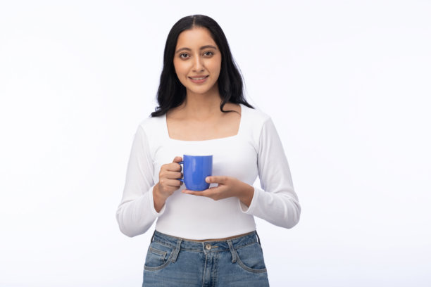 年轻女性在白色背景下喝咖啡的肖像照片图片下载