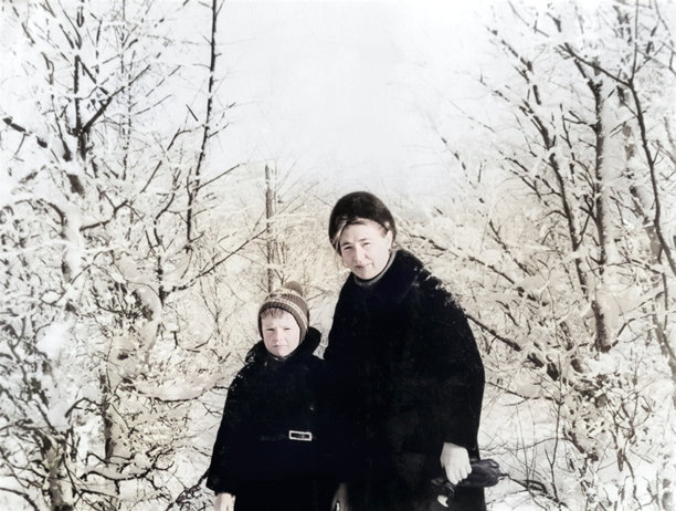 复古的快乐母子肖像。母亲教儿子滑雪。雪白的冬天。1971年的老照片。苏联。图片下载