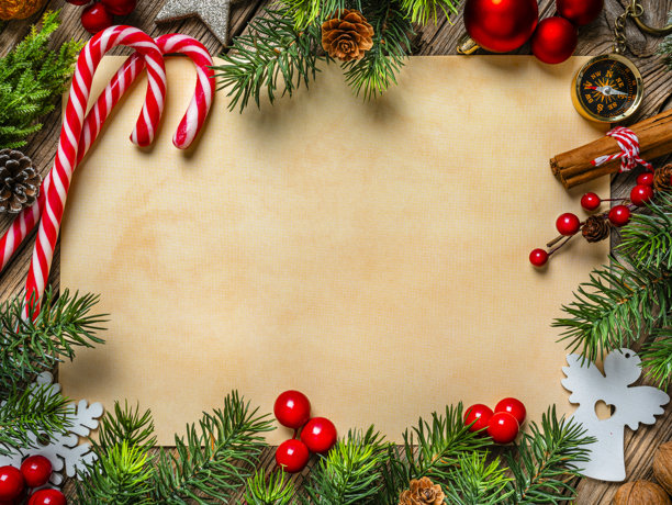 空白的圣诞节贺卡或邀请函，背景为乡村风格和复古设计。平铺装饰，松树、糖果棒和晚会球的边框。图片下载