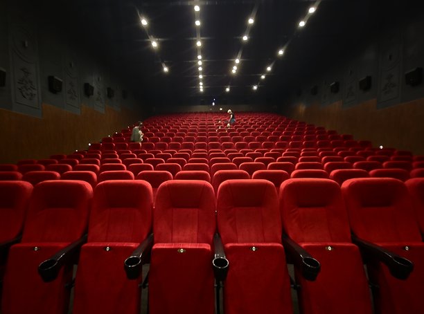 空荡荡的电影院大厅从屏幕的视角图片下载