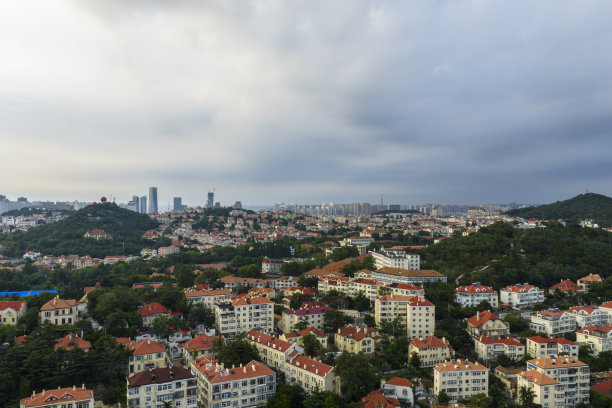 青岛，山东省一个美丽的旅游城市的航拍照片图片下载