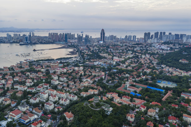 青岛，山东省美丽的旅游城市的航拍照片图片下载