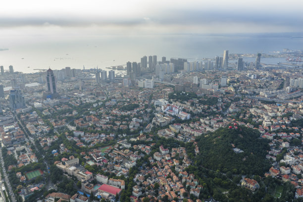 山东省青岛老城区的欧洲风格建筑航拍照片，使用无人机拍摄图片下载