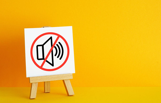 请安静图标在白色横幅上。保持沉默符号作为静音模式概念。关闭声音与静音扬声器。图片下载
