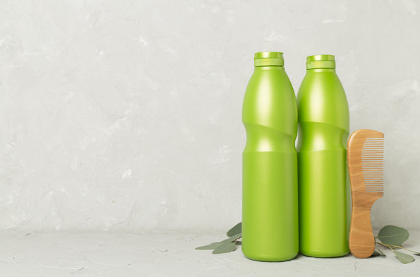 带有绿色叶子的洗发水和发膜放在混凝土背景上图片下载