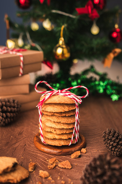 手工饼干用节日绳子包裹，捕捉圣诞节和新年的氛围，完美作为温馨礼物，呈现舒适的垂直节日照片概念。图片下载