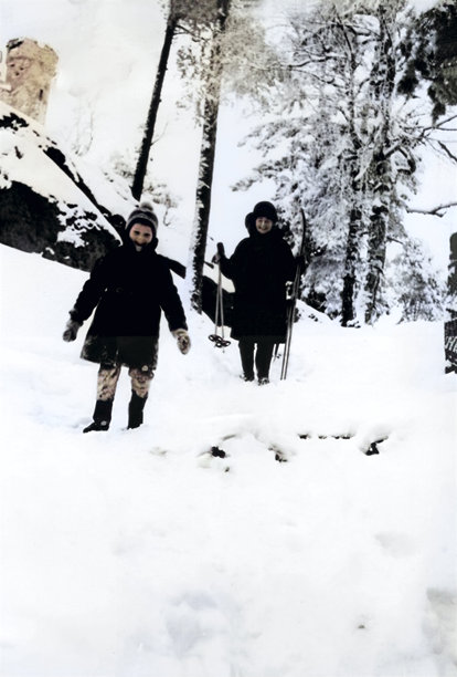 复古的快乐母子肖像。母亲教儿子滑雪。雪白的冬天。1971年的老照片。苏联。图片下载