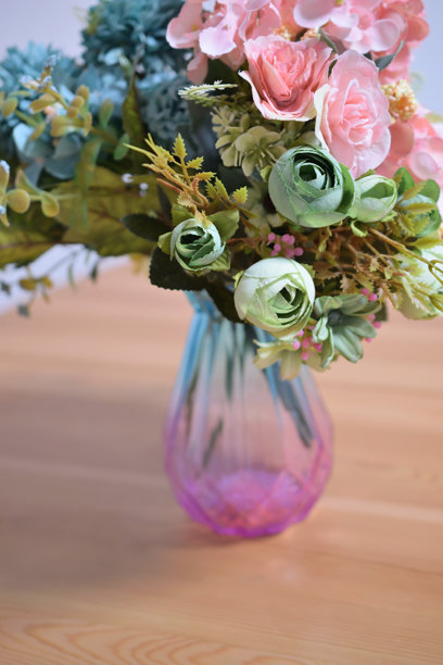 一张美丽花卉在室内花瓶中摆放的照片图片下载