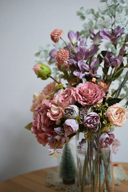 一张美丽花卉在室内花瓶中摆放的照片图片下载