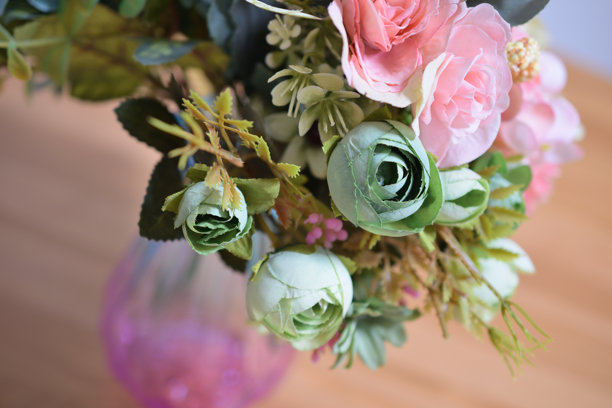 一张美丽花卉在室内花瓶中排列的照片图片下载