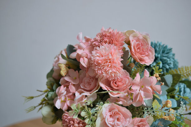 一张美丽花卉在室内花瓶中摆放的照片图片下载