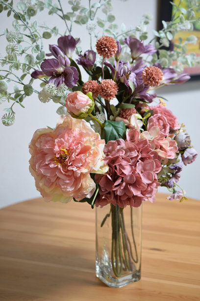 一张美丽花卉在室内花瓶中摆放的照片图片下载