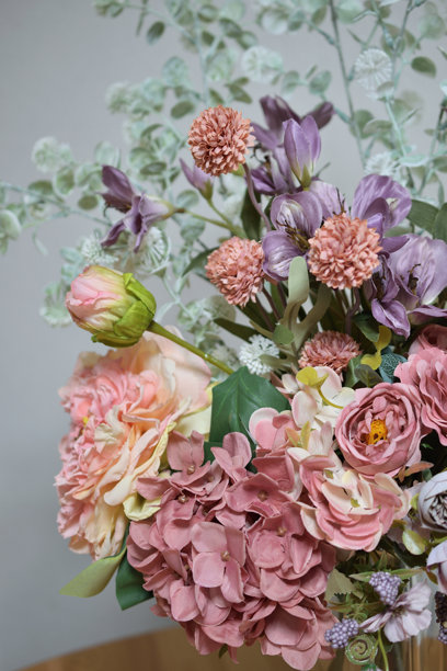 一张美丽花卉在室内花瓶中排列的照片图片下载