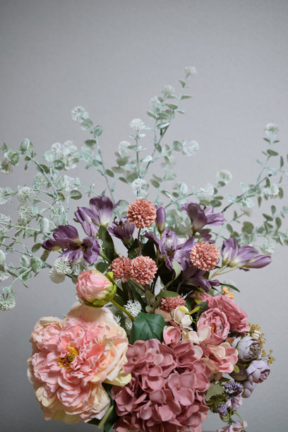 一张美丽花卉在室内花瓶中摆放的照片图片下载