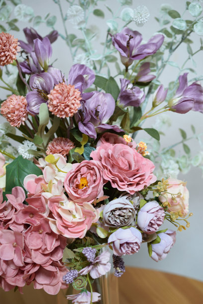 一张美丽花卉在室内花瓶中排列的照片图片下载