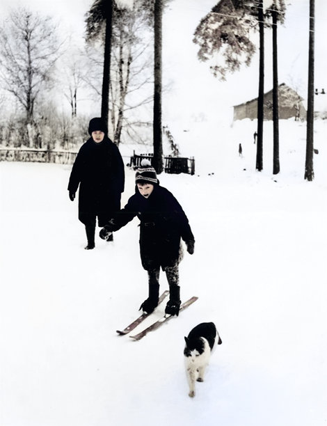 复古的快乐母子肖像。母亲教儿子滑雪。雪白的冬天。1971年的老照片。苏联。图片下载