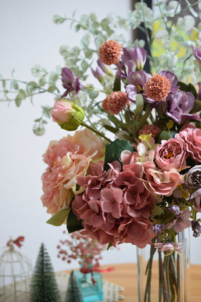 一张美丽花卉在室内花瓶中摆放的照片图片下载