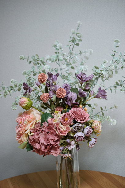 一张美丽花卉在室内花瓶中排列的照片图片下载