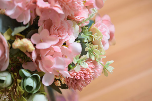 一张美丽的花朵在室内花瓶中排列的照片图片下载