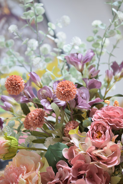 一张美丽花卉在室内花瓶中排列的照片图片下载