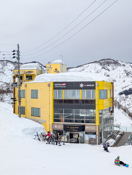 日本山地滑雪度假村的黄色建筑图片下载