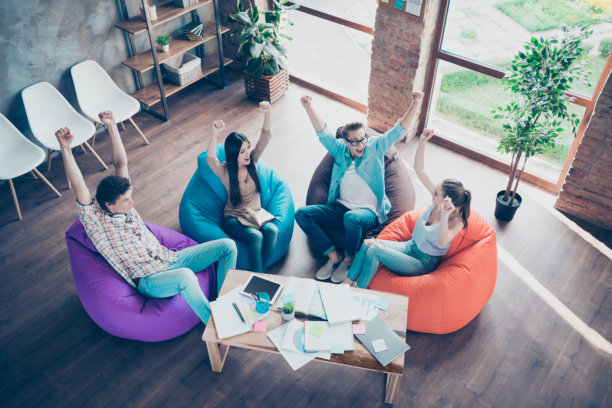 从上方拍摄的忙碌的幸运同学们坐在宿舍里，成功通过考试，室内工作站的照片图片下载