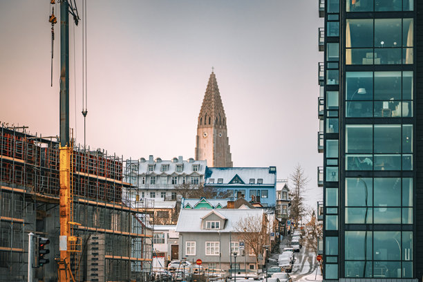 雷克雅未克哈尔格林姆斯教堂及市中心建筑的照片图片下载