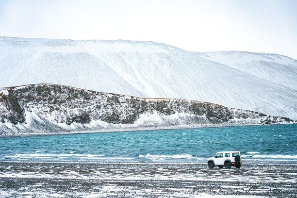冰岛克莱法尔湖冬季雪景照片图片下载
