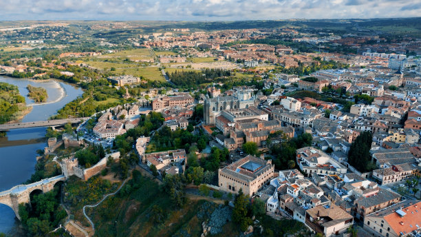 西班牙托莱多大教堂及托莱多市的航拍照片图片下载