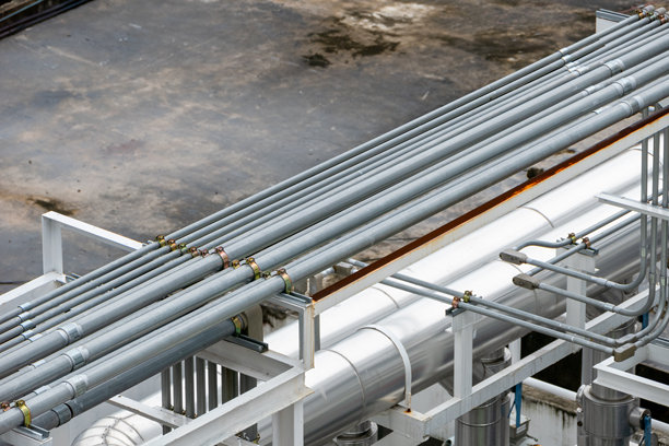 城市环境中工业管道安装制造厂的航拍照片，展示工程过程图片下载